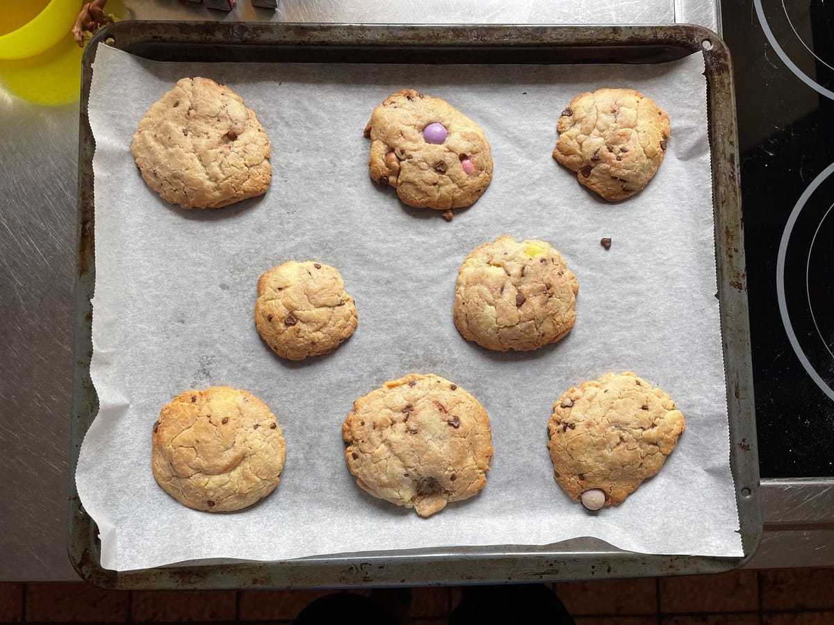 Cookies mit Smarties und Schokostücken backen